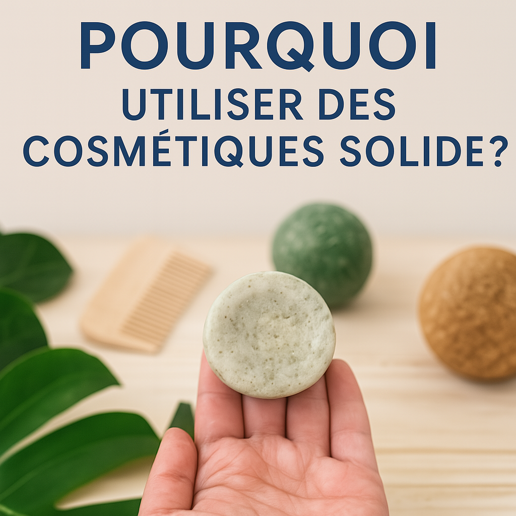Main tenant un cosmétique solide rond vert sur fond de bois clair, entouré de feuilles, d’un peigne et d’autres soins solides, avec texte “Pourquoi utiliser des cosmétiques solides ?” en haut.